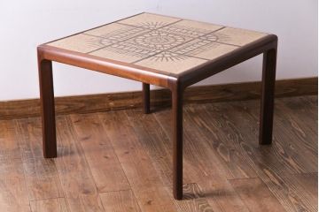 レトロ家具　デンマークビンテージ　レトロな柄のタイルトップセンターテーブル(コーヒーテーブル、ローテーブル)