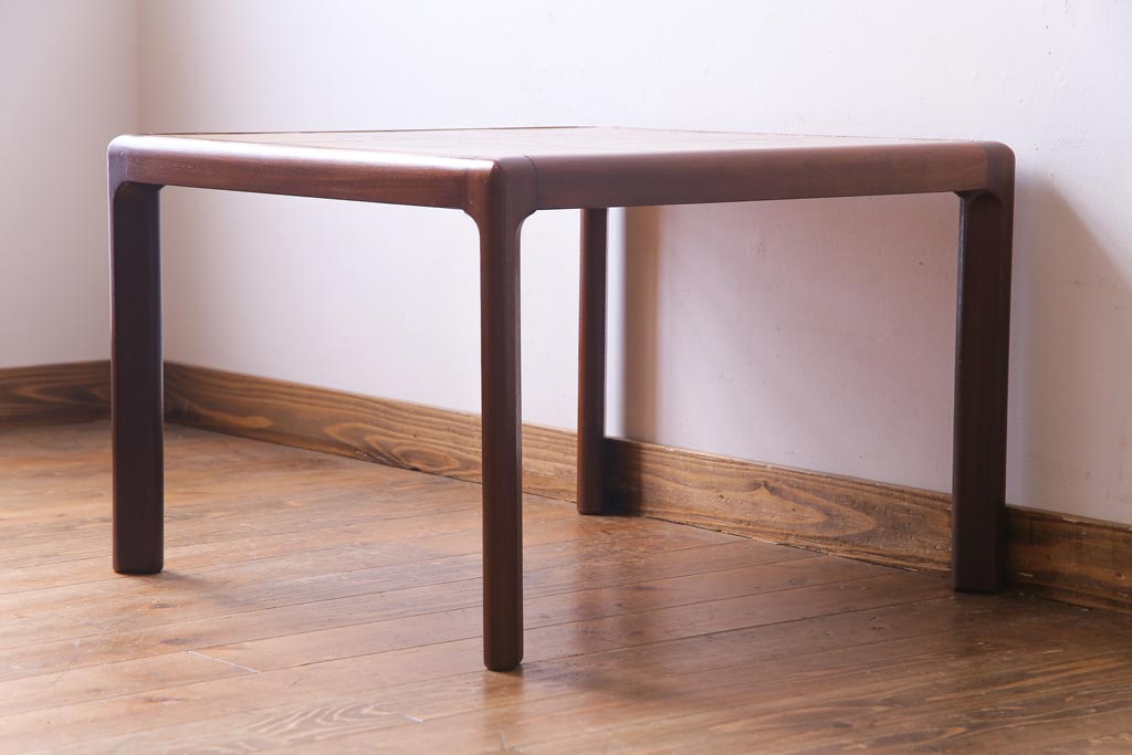 レトロ家具　デンマークビンテージ　レトロな柄のタイルトップセンターテーブル(コーヒーテーブル、ローテーブル)