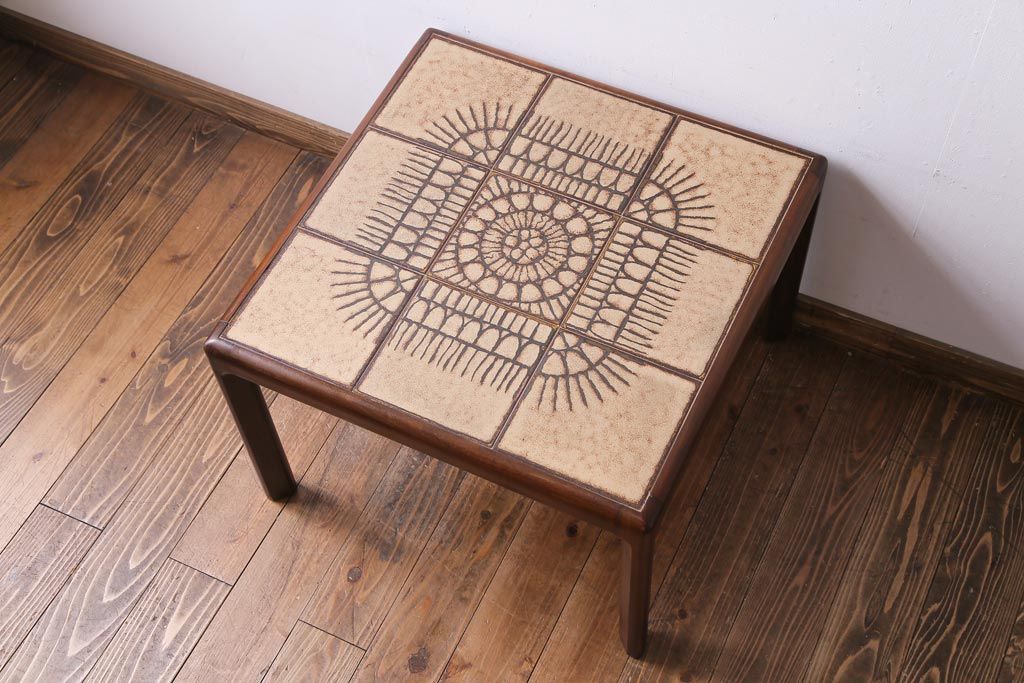 レトロ家具　デンマークビンテージ　レトロな柄のタイルトップセンターテーブル(コーヒーテーブル、ローテーブル)