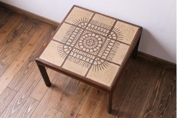 レトロ家具　デンマークビンテージ　レトロな柄のタイルトップセンターテーブル(コーヒーテーブル、ローテーブル)