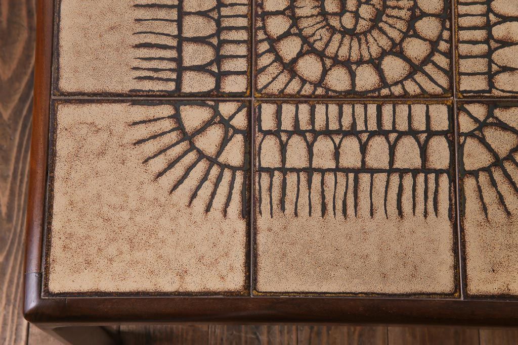 レトロ家具　デンマークビンテージ　レトロな柄のタイルトップセンターテーブル(コーヒーテーブル、ローテーブル)