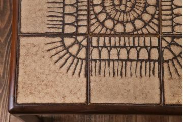 レトロ家具　デンマークビンテージ　レトロな柄のタイルトップセンターテーブル(コーヒーテーブル、ローテーブル)