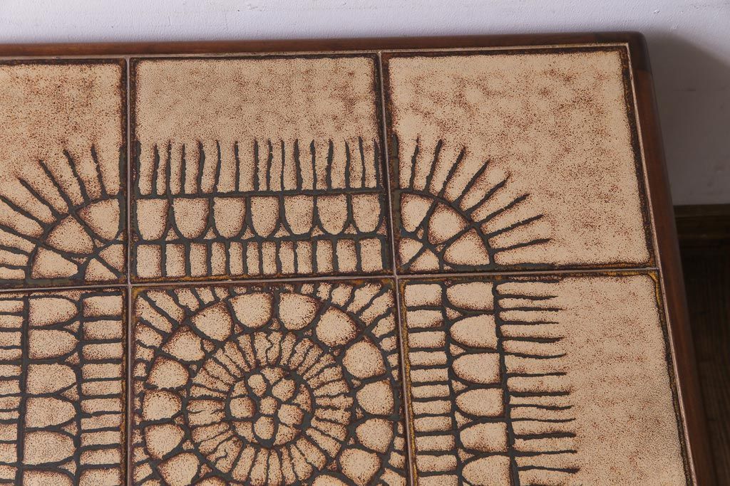 レトロ家具　デンマークビンテージ　レトロな柄のタイルトップセンターテーブル(コーヒーテーブル、ローテーブル)