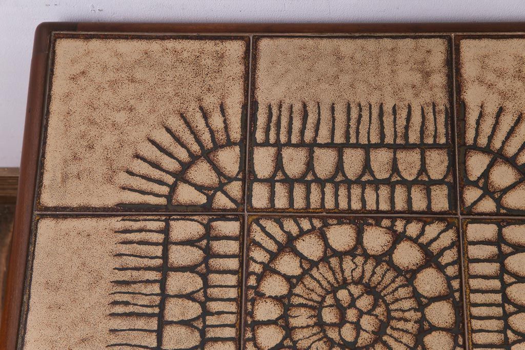 レトロ家具　デンマークビンテージ　レトロな柄のタイルトップセンターテーブル(コーヒーテーブル、ローテーブル)