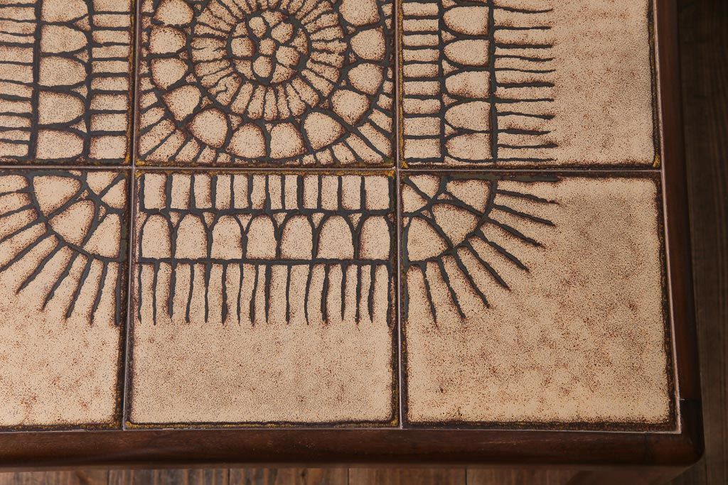 レトロ家具　デンマークビンテージ　レトロな柄のタイルトップセンターテーブル(コーヒーテーブル、ローテーブル)