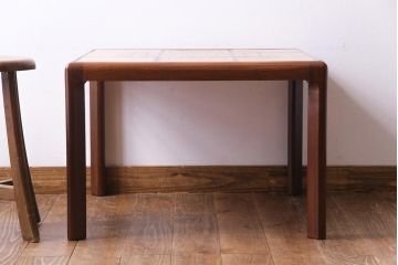 レトロ家具　デンマークビンテージ　レトロな柄のタイルトップセンターテーブル(コーヒーテーブル、ローテーブル)