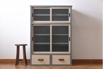 ペイント家具　モールガラスがおしゃれなアンティーク戸棚(収納棚、キャビネット)