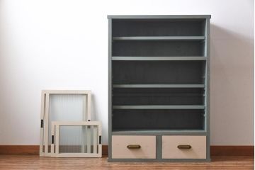 ペイント家具　モールガラスがおしゃれなアンティーク戸棚(収納棚、キャビネット)