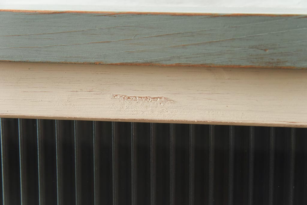 ペイント家具　モールガラスがおしゃれなアンティーク戸棚(収納棚、キャビネット)