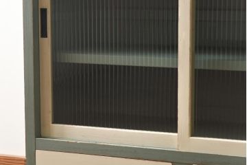 ペイント家具　モールガラスがおしゃれなアンティーク戸棚(収納棚、キャビネット)