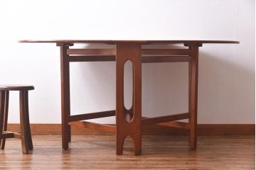 ビンテージ家具　北欧ヴィンテージ　チーク材　脚のデザインが珍しいゲートレッグテーブル(エクステンションテーブル、ダイニングテーブル)