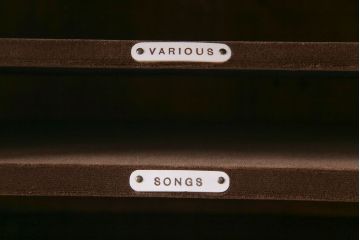 アンティーク家具　イギリスアンティーク　マホガニー材　高級感漂う象嵌入りのレコードケース(収納棚)