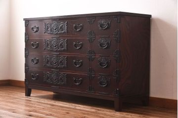 リメイク　中古美品・岩谷堂箪笥　牡丹紋様金具が豪華な箪笥サイドボード(サイドチェスト、衣装箪笥)