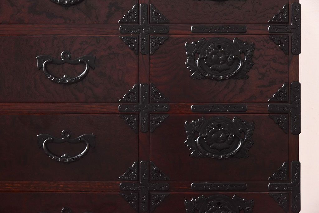 リメイク　中古美品・岩谷堂箪笥　牡丹紋様金具が豪華な箪笥サイドボード(サイドチェスト、衣装箪笥)