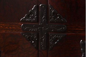 リメイク　中古美品・岩谷堂箪笥　牡丹紋様金具が豪華な箪笥サイドボード(サイドチェスト、衣装箪笥)