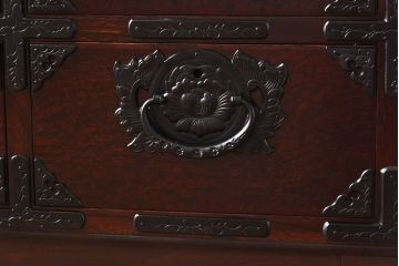 リメイク　中古美品・岩谷堂箪笥　牡丹紋様金具が豪華な箪笥サイドボード(サイドチェスト、衣装箪笥)