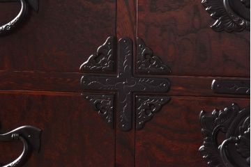 リメイク　中古美品・岩谷堂箪笥　牡丹紋様金具が豪華な箪笥サイドボード(サイドチェスト、衣装箪笥)(1)