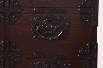 リメイク　中古美品・岩谷堂箪笥　牡丹紋様金具が豪華な箪笥サイドボード(サイドチェスト、衣装箪笥)(1)
