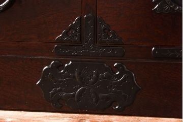 リメイク　中古美品・岩谷堂箪笥　牡丹紋様金具が豪華な箪笥サイドボード(サイドチェスト、衣装箪笥)(1)