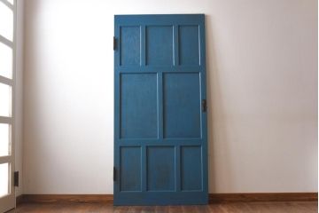 ペイント家具　濃い青が目を引くシャビーな風合いのドア(扉、建具)
