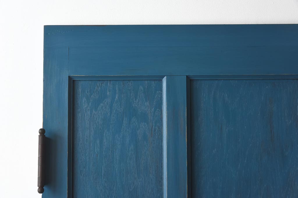 ペイント家具　濃い青が目を引くシャビーな風合いのドア(扉、建具)