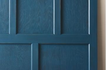 ペイント家具　濃い青が目を引くシャビーな風合いのドア(扉、建具)