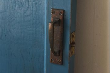 ペイント家具　濃い青が目を引くシャビーな風合いのドア(扉、建具)