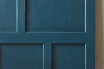 ペイント家具　濃い青が目を引くシャビーな風合いのドア(扉、建具)