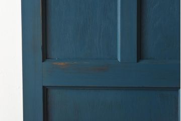ペイント家具　濃い青が目を引くシャビーな風合いのドア(扉、建具)