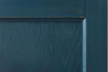ペイント家具　濃い青が目を引くシャビーな風合いのドア(扉、建具)