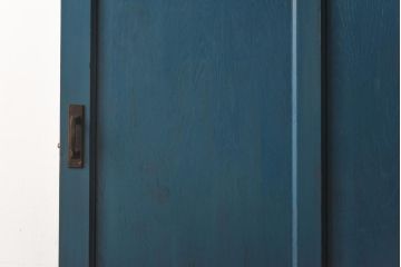 ペイント家具　濃い青が目を引くシャビーな風合いのドア(扉、建具)