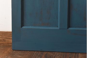 ペイント家具　濃い青が目を引くシャビーな風合いのドア(扉、建具)