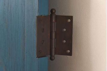 ペイント家具　濃い青が目を引くシャビーな風合いのドア(扉、建具)