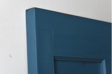 ペイント家具　濃い青が目を引くシャビーな風合いのドア(扉、建具)