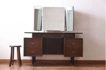 ヴィンテージ家具　北欧ビンテージ　G-PLAN(ジープラン) BBシリーズ　斬新なデザインが魅力的なドレッサー