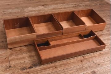 ヴィンテージ家具　北欧ビンテージ　G-PLAN(ジープラン) BBシリーズ　斬新なデザインが魅力的なドレッサー