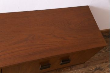 北欧家具　Bath Cabinet Makers LTD. 濃い色味が大人の空間を演出するサイドボード(ローボード、キャビネット、収納棚)