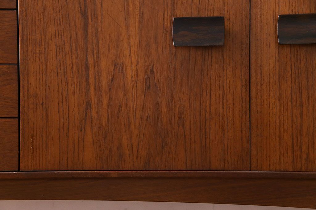 北欧家具　Bath Cabinet Makers LTD. 濃い色味が大人の空間を演出するサイドボード(ローボード、キャビネット、収納棚)