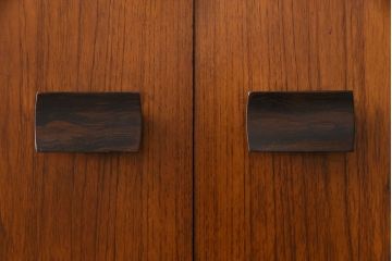 北欧家具　Bath Cabinet Makers LTD. 濃い色味が大人の空間を演出するサイドボード(ローボード、キャビネット、収納棚)