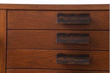 北欧家具　Bath Cabinet Makers LTD. 濃い色味が大人の空間を演出するサイドボード(ローボード、キャビネット、収納棚)