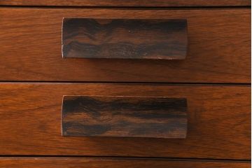 北欧家具　Bath Cabinet Makers LTD. 濃い色味が大人の空間を演出するサイドボード(ローボード、キャビネット、収納棚)