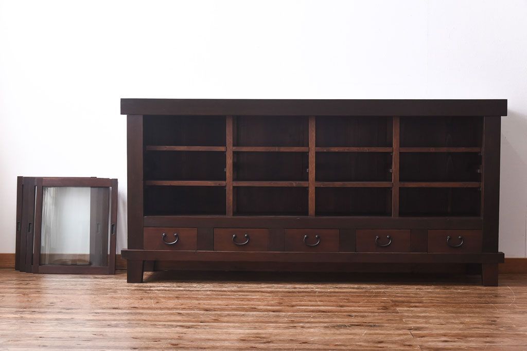 アンティーク家具　和製アンティーク　7尺　脚付き　どっしりとした佇まいが存在感を放つ水屋サイドボード(飾り棚、リビングボード)