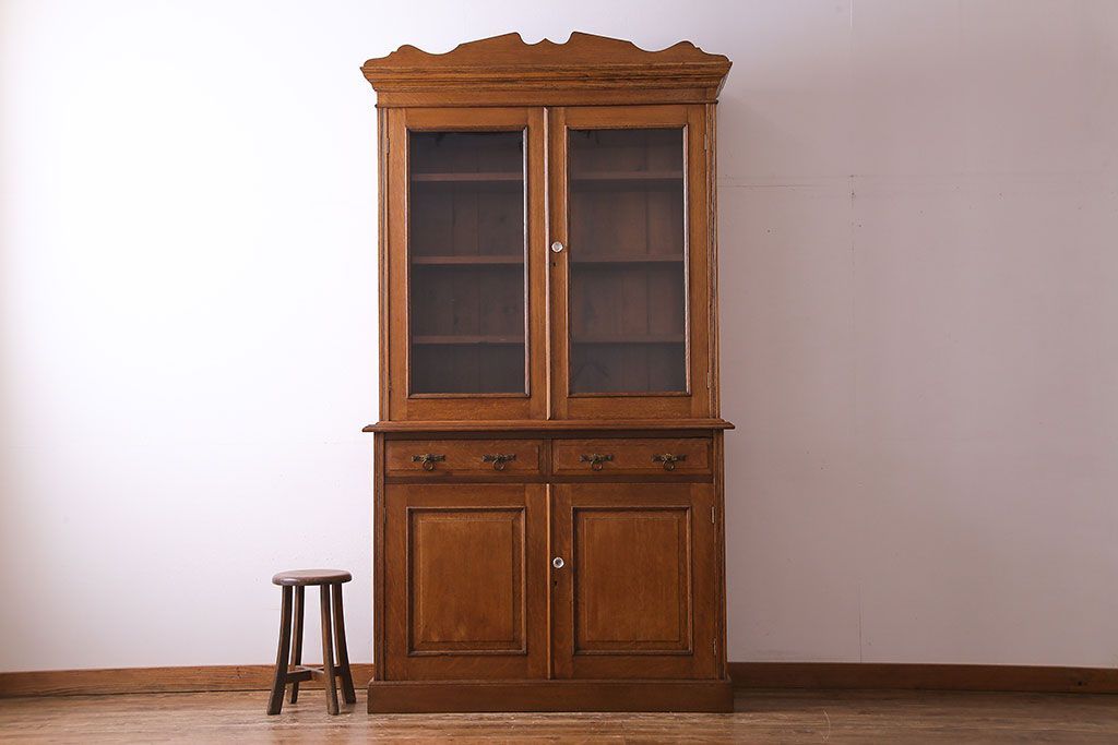 アンティーク家具 イギリスアンティーク 明るい色のオーク材が魅力のエレガントなキャビネット(食器棚、カップボード、飾り棚)