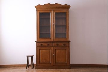 アンティーク家具 イギリスアンティーク 明るい色のオーク材が魅力のエレガントなキャビネット(食器棚、カップボード、飾り棚)