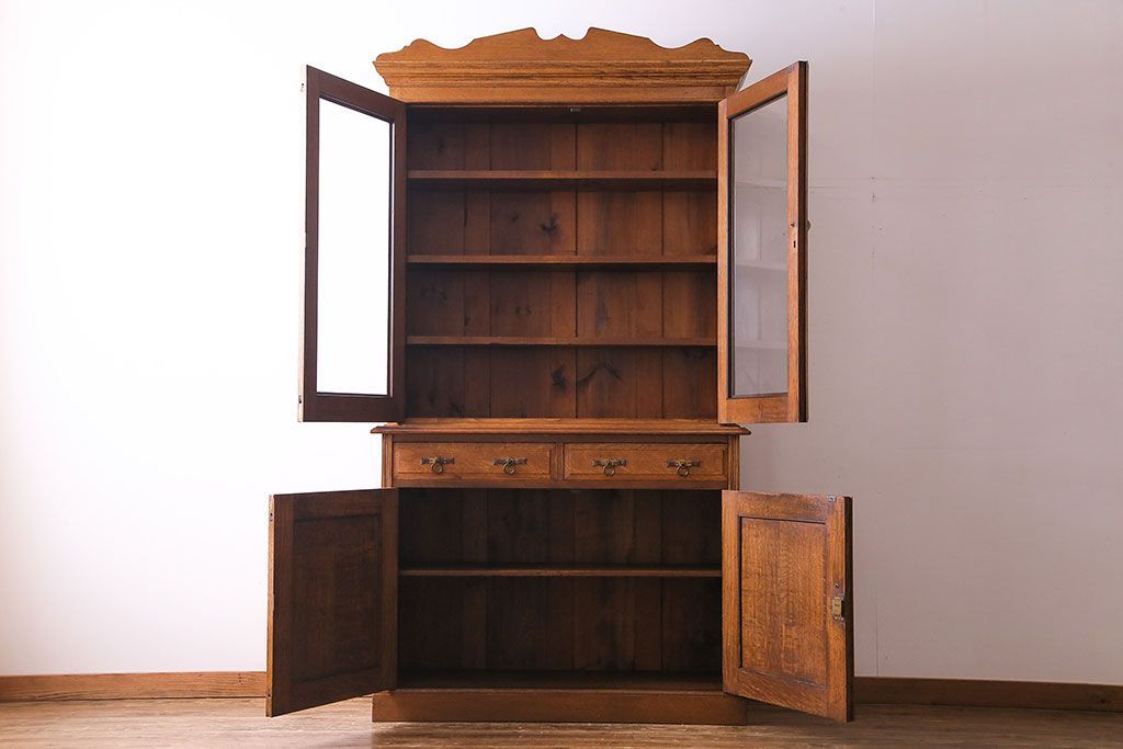 アンティーク家具 イギリスアンティーク 明るい色のオーク材が魅力のエレガントなキャビネット(食器棚、カップボード、飾り棚)