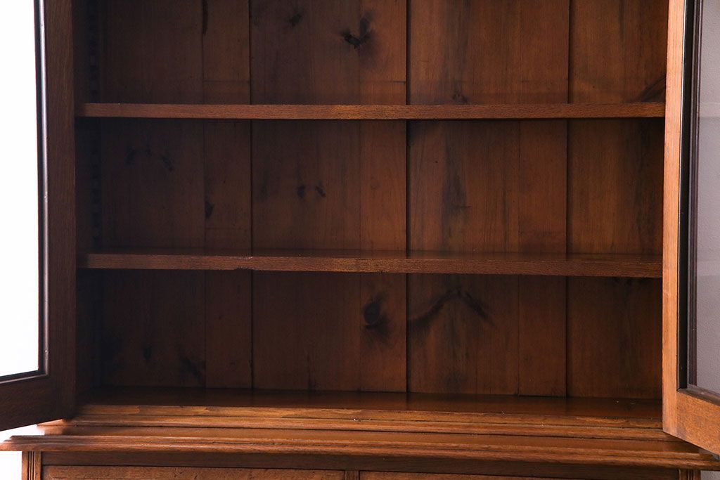 アンティーク家具 イギリスアンティーク 明るい色のオーク材が魅力のエレガントなキャビネット(食器棚、カップボード、飾り棚)