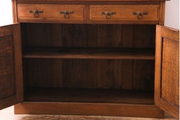 アンティーク家具 イギリスアンティーク 明るい色のオーク材が魅力のエレガントなキャビネット(食器棚、カップボード、飾り棚)