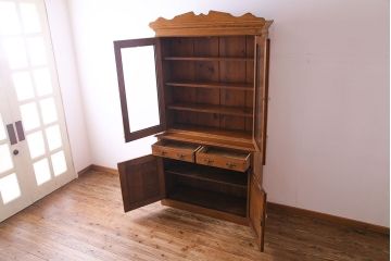 アンティーク家具 イギリスアンティーク 明るい色のオーク材が魅力のエレガントなキャビネット(食器棚、カップボード、飾り棚)