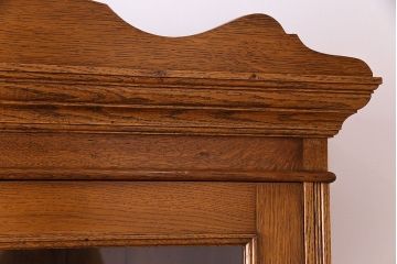 アンティーク家具 イギリスアンティーク 明るい色のオーク材が魅力のエレガントなキャビネット(食器棚、カップボード、飾り棚)