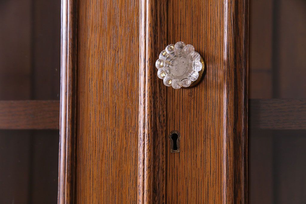 アンティーク家具 イギリスアンティーク 明るい色のオーク材が魅力のエレガントなキャビネット(食器棚、カップボード、飾り棚)